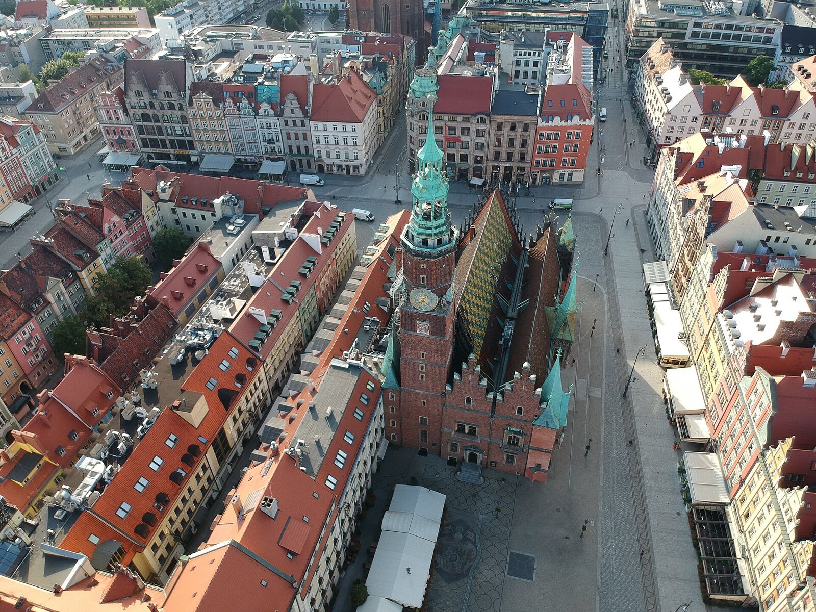 La place du Marché et l’ancien hôtel de ville de Wrocław, vus d’en haut